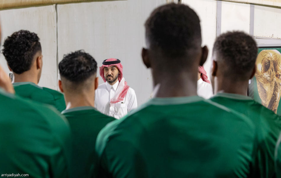 وزير الرياضة يحفز الأخضر