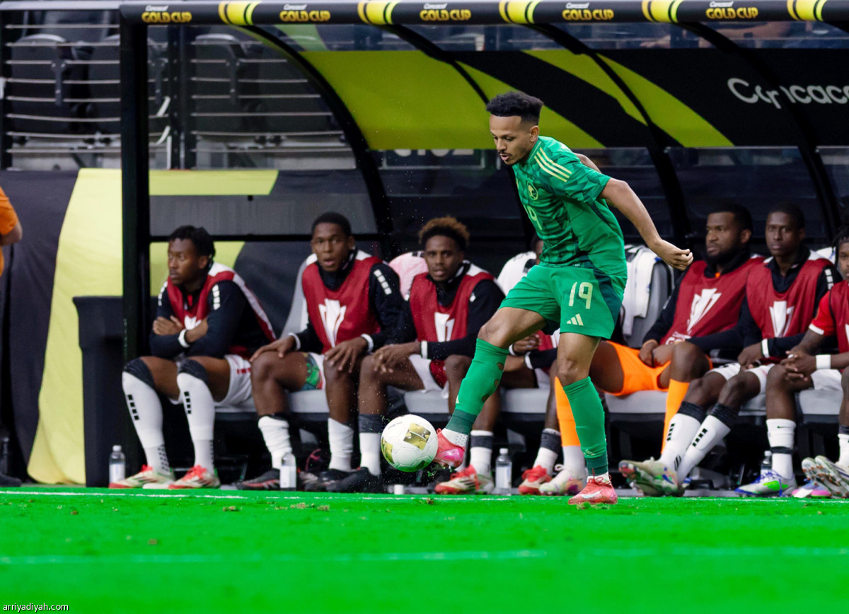 الأخضر يعبر