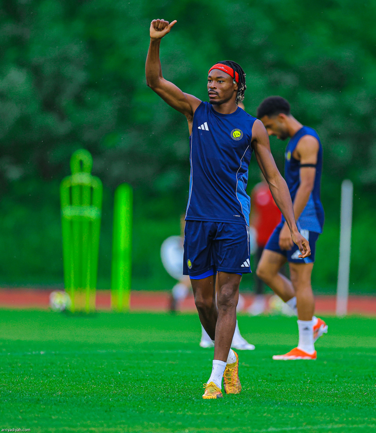 تحت الأمطار