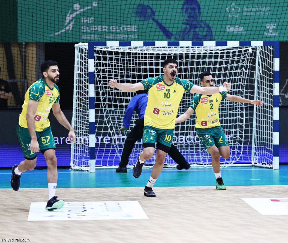 المدرب الأصغر 
يضرب الكبار