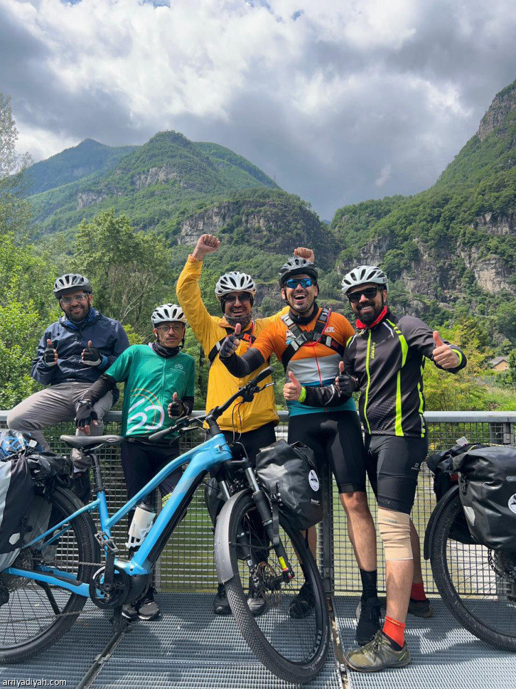 اختصاصي علم النفس
يجوب الأرض بدراجة