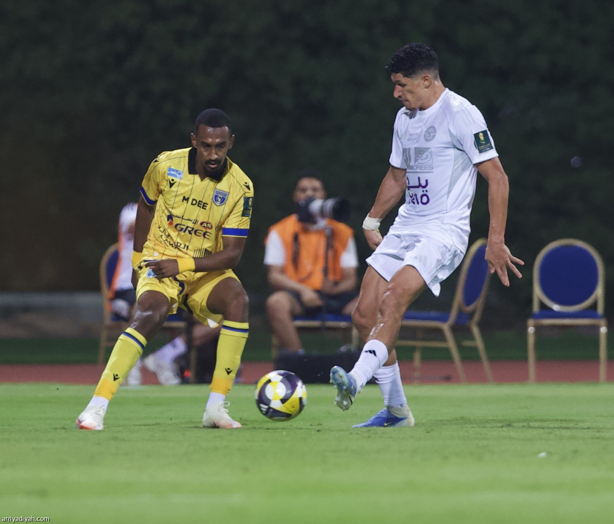 التعاون يعبر