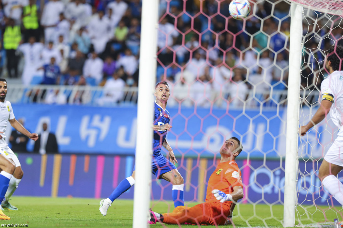 المتصدر يتعثر